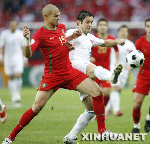 葡萄牙队球员佩佩（左）在比赛中与对手拼抢